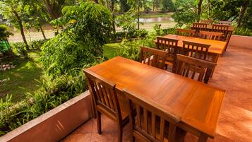 Petit déjeuner, déjeuner et dîner servis sur place, plats Cuisine thaï