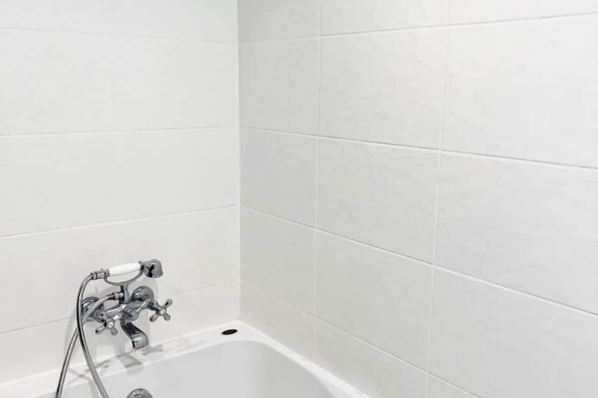 Banyo | Derin küvet, ücretsiz banyo/kozmetik ürünleri, saç kurutma makinesi