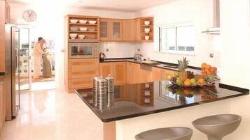 Full-size fridge, microwave, dishwasher, cookware/dishes/utensils