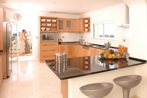 Full-sized fridge, microwave, dishwasher, cookware/dishes/utensils