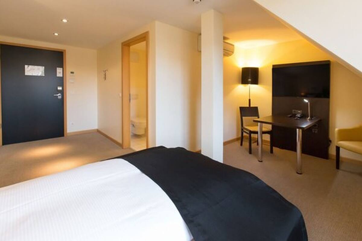 premium bedding, free minibar, in-room safe, desk