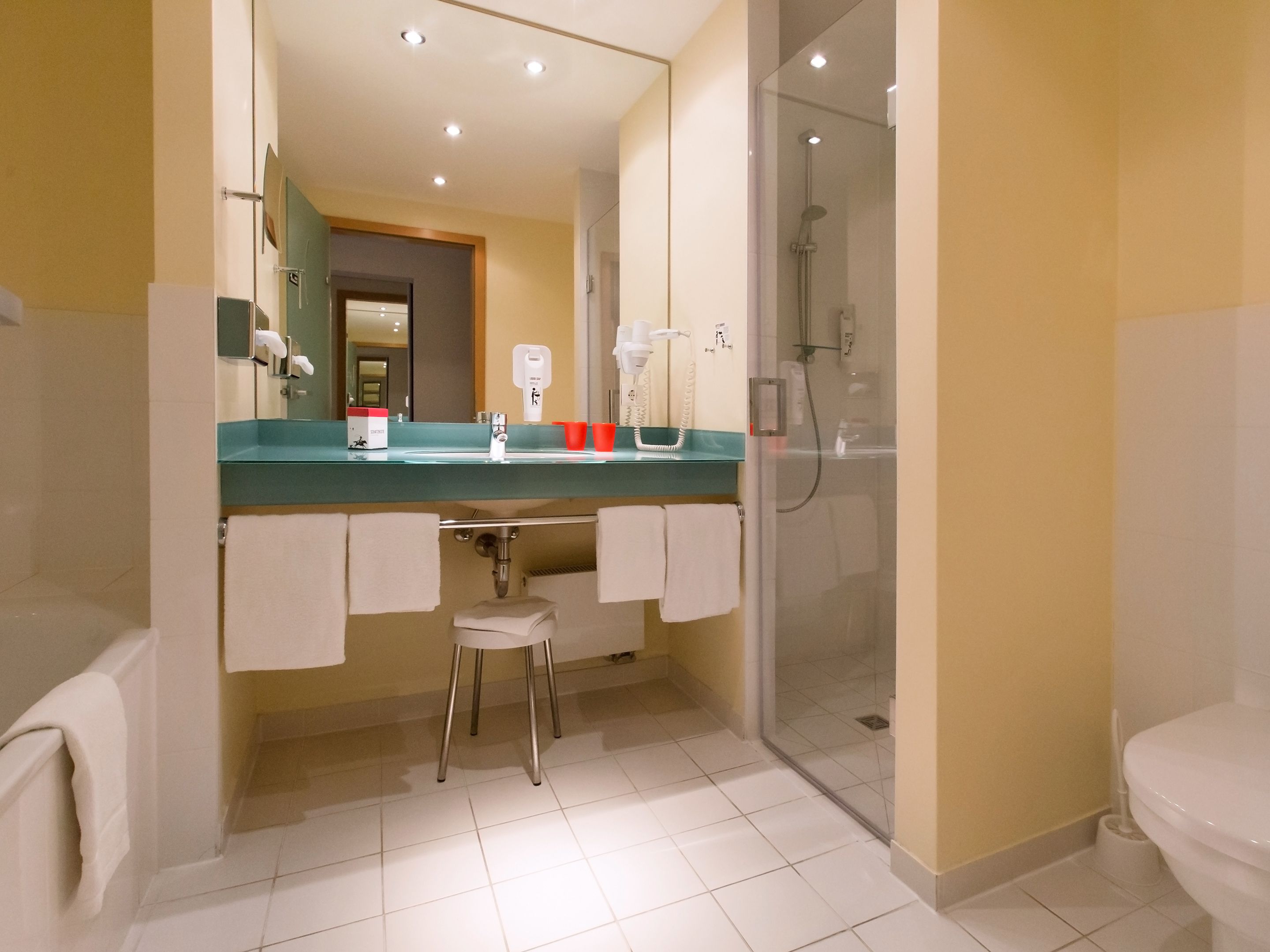 Un baño con ducha, inodoro y lavabo.