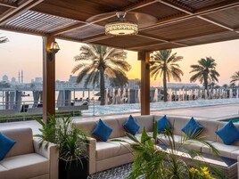 8 restaurants; breakfast, lunch, and dinner served