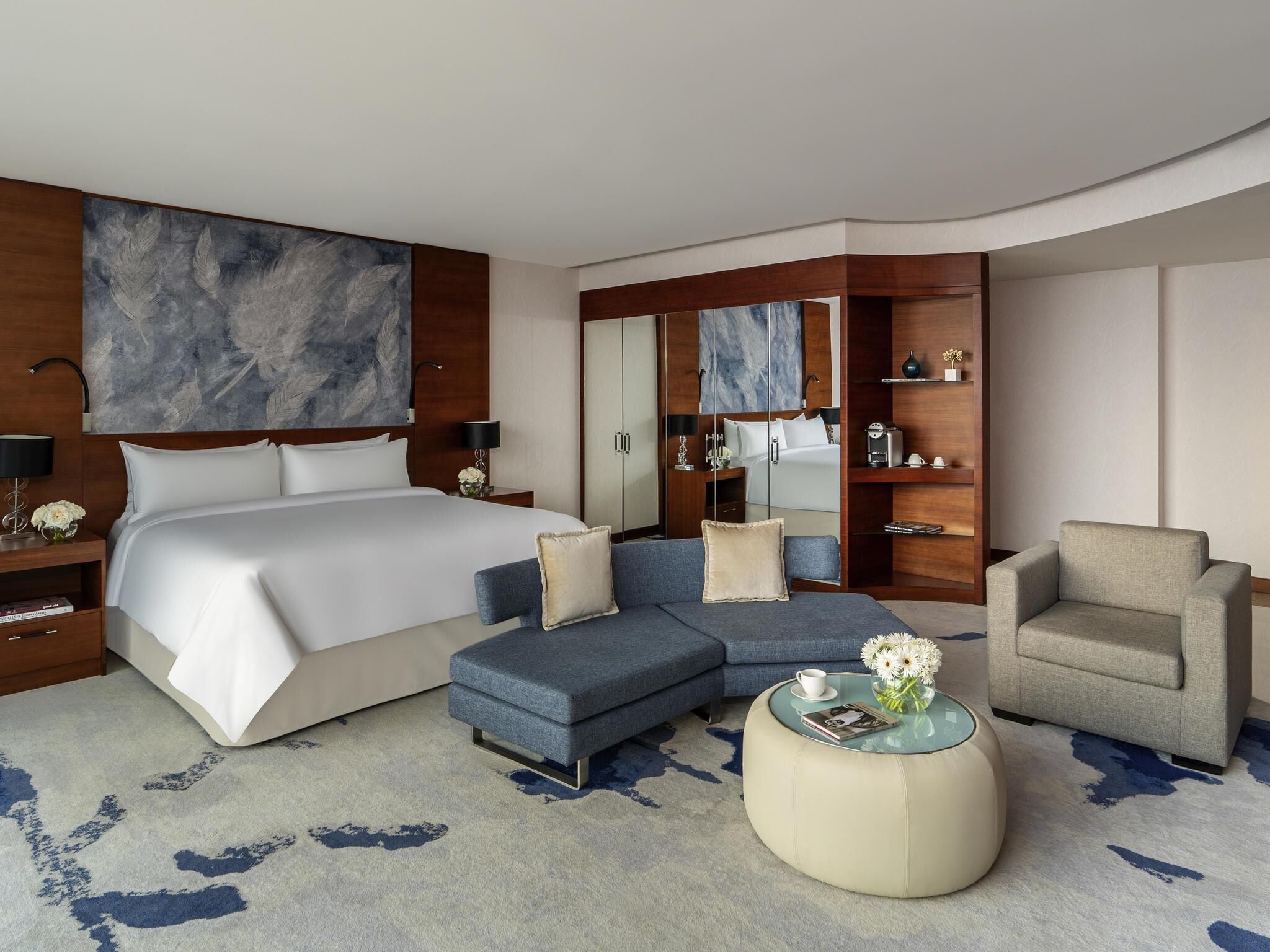 Bộ đồ giường kháng dị ứng, minibar, két bảo mật tại phòng, bàn 
