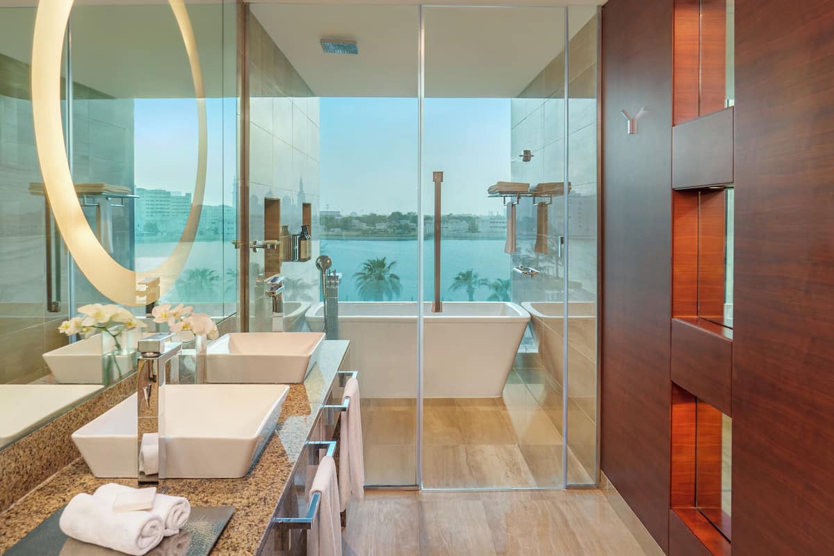 deluxe room, 1 king bed, non smoking, river view | bathroom | combined shower/bathtub, designer toiletries, hair dryer, bathrobes