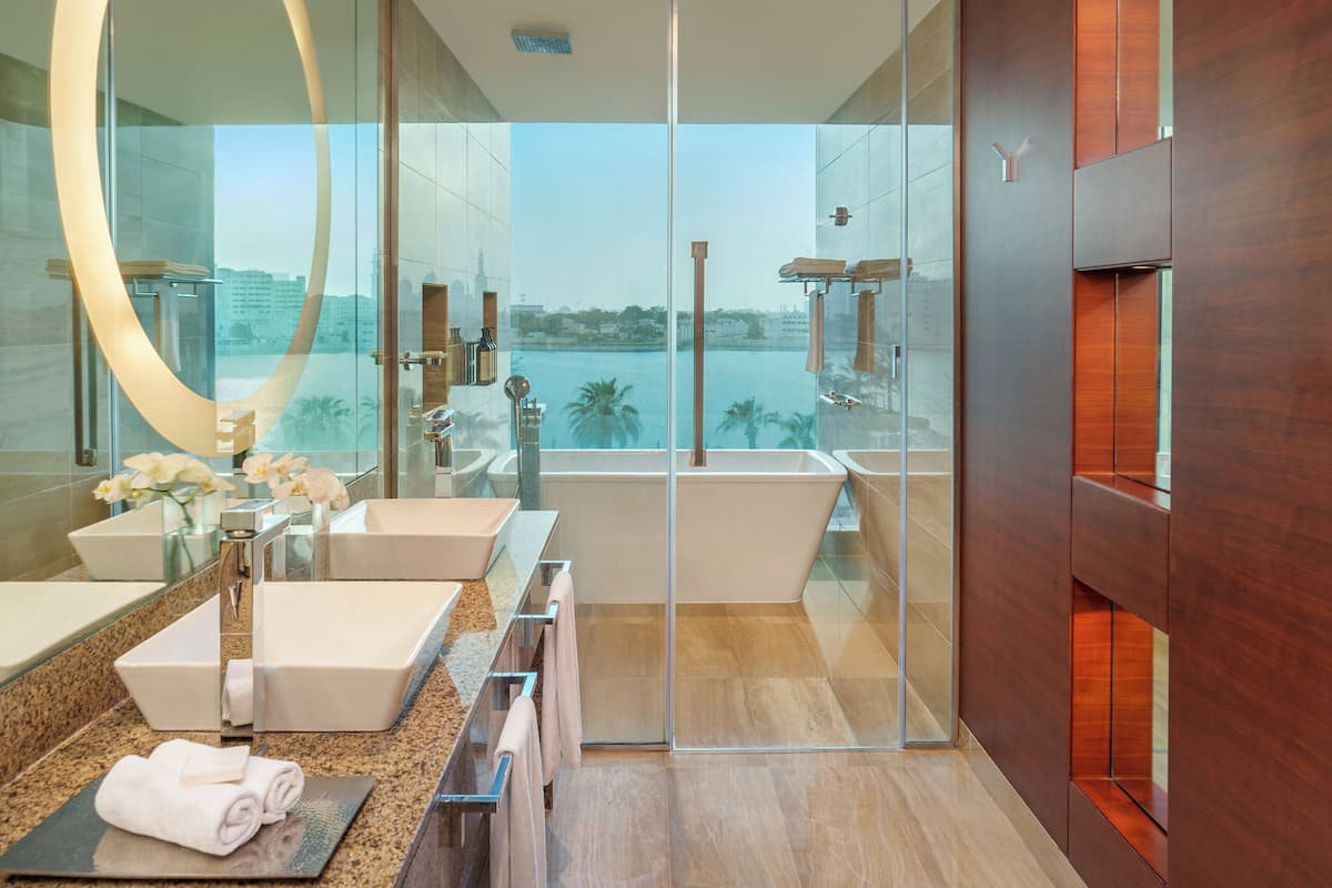 Deluxe Room, 1 King Bed, Non Smoking, River View | Bathroom | Combined shower/bathtub, designer toiletries, hair dryer, bathrobes