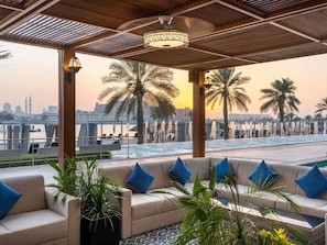 8 restaurantes; se sirven desayunos, almuerzos y cocina internacional