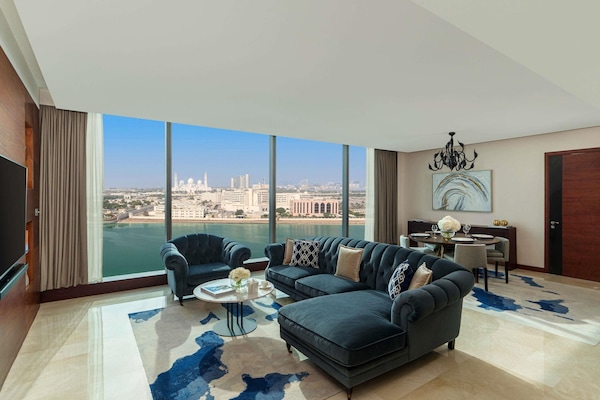 Fairmont Gold - Signatur-suite - 1 kingsize-seng - ikke-ryger | Allergivenligt sengetøj, minibar, pengeskab på værelset, skrivebord