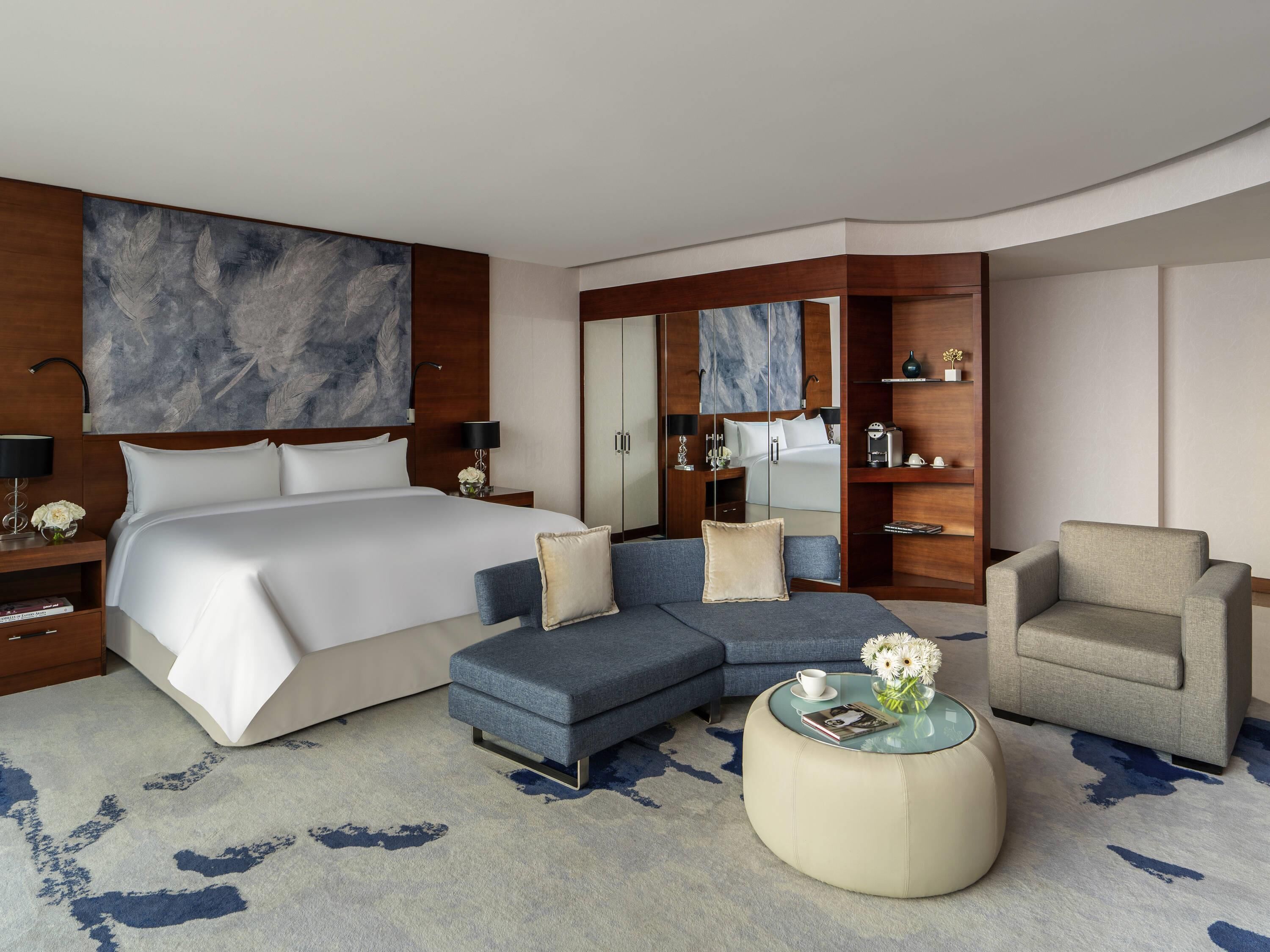 Hypo-allergenic bedding, minibar, in-room safe, desk