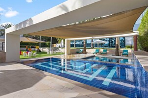 2 piscinas externas, barracas, guarda-sóis