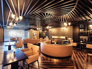 8 restaurants, breakfast, lunch, dinner served; international cuisine