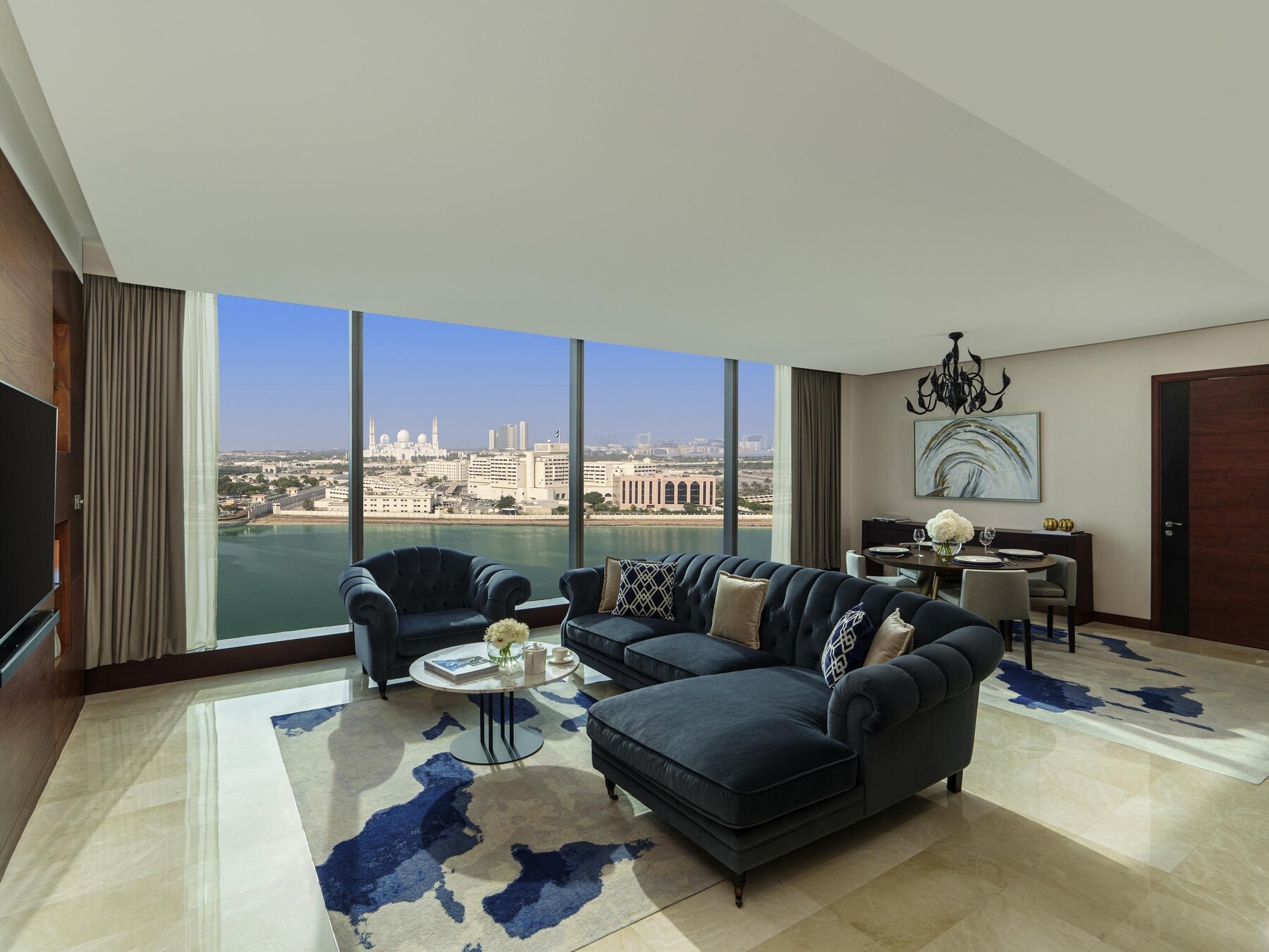 Fairmont Gold Signature Suite | Hypo-allergenic bedding, minibar, in-room safe, desk