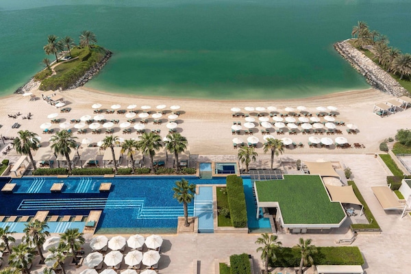 8 restaurantes; se sirve desayuno, almuerzo y cena; cocina internacional