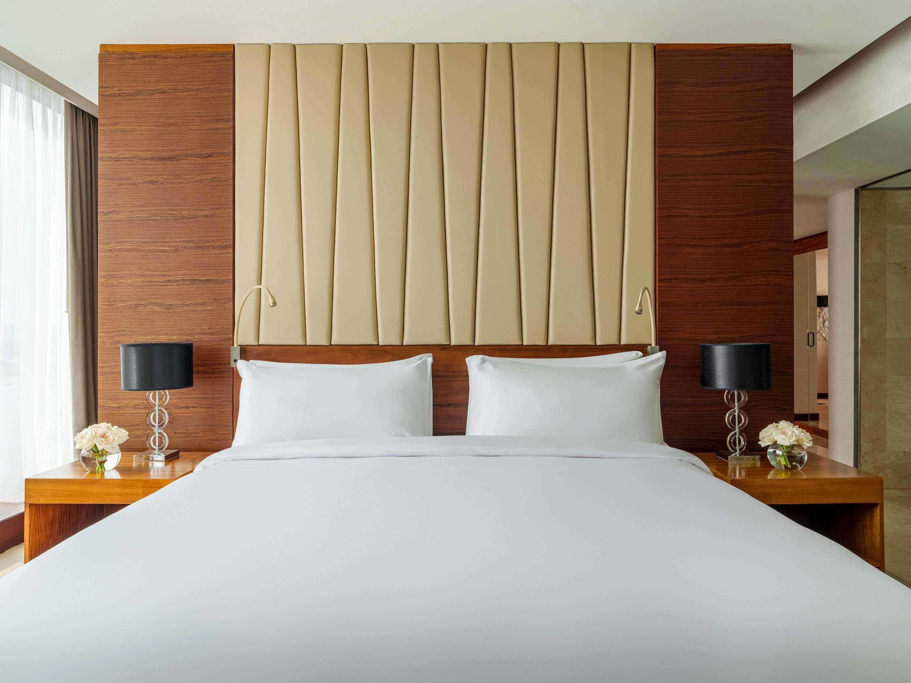 Hypo-allergenic bedding, minibar, in-room safe, desk