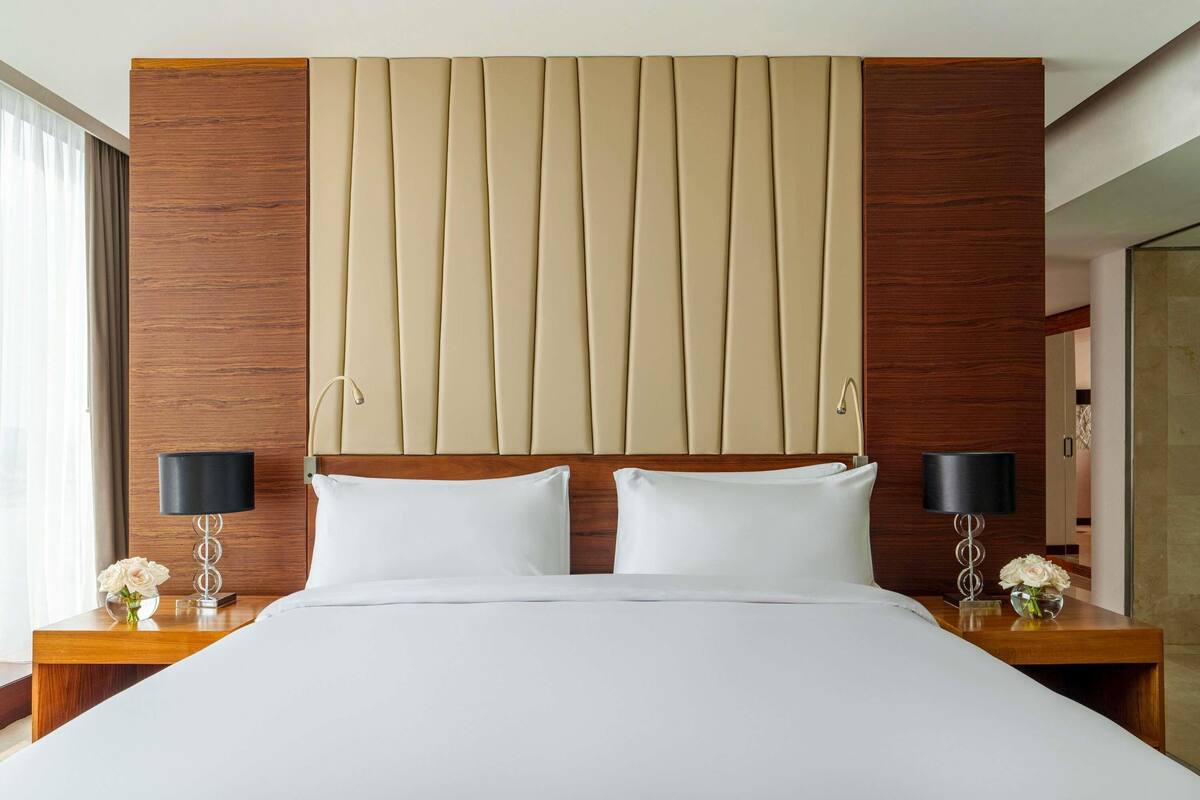 Peralatan tempat tidur hipoalergenik, bar mini, peti besi dalam bilik 