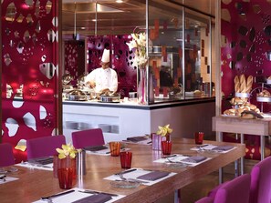 8 restauranter; serverer morgenmad, frokost og internationale retter