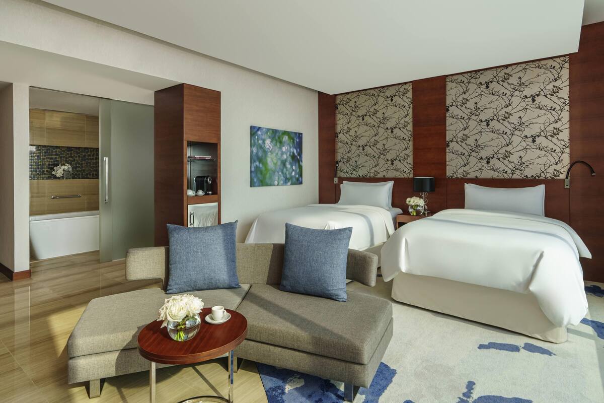 Peralatan tempat tidur hipoalergenik, bar mini, peti besi dalam bilik 
