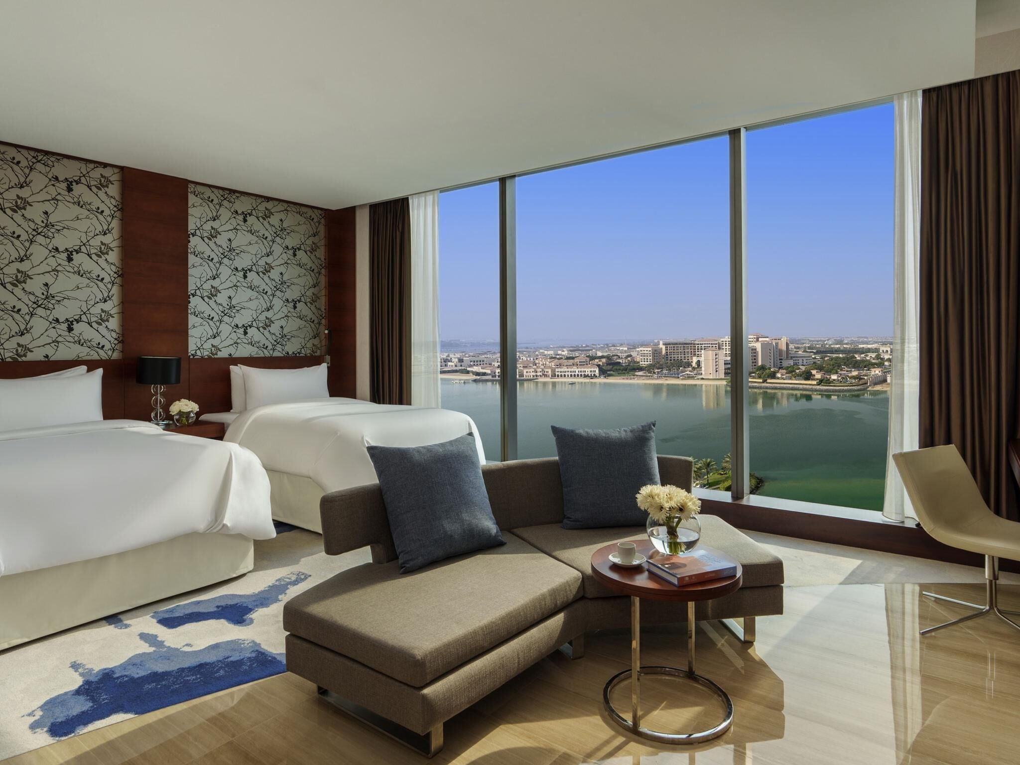 Rum - 2 queensize-sängar - icke-rökare (Fairmont Creek) | Allergitestade sängkläder, minibar och värdeförvaringsskåp på rummet