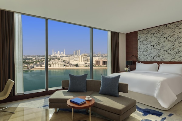 Peralatan tempat tidur hipoalergenik, bar mini, peti besi dalam bilik