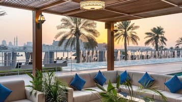 8 restaurants; breakfast, lunch and dinner served