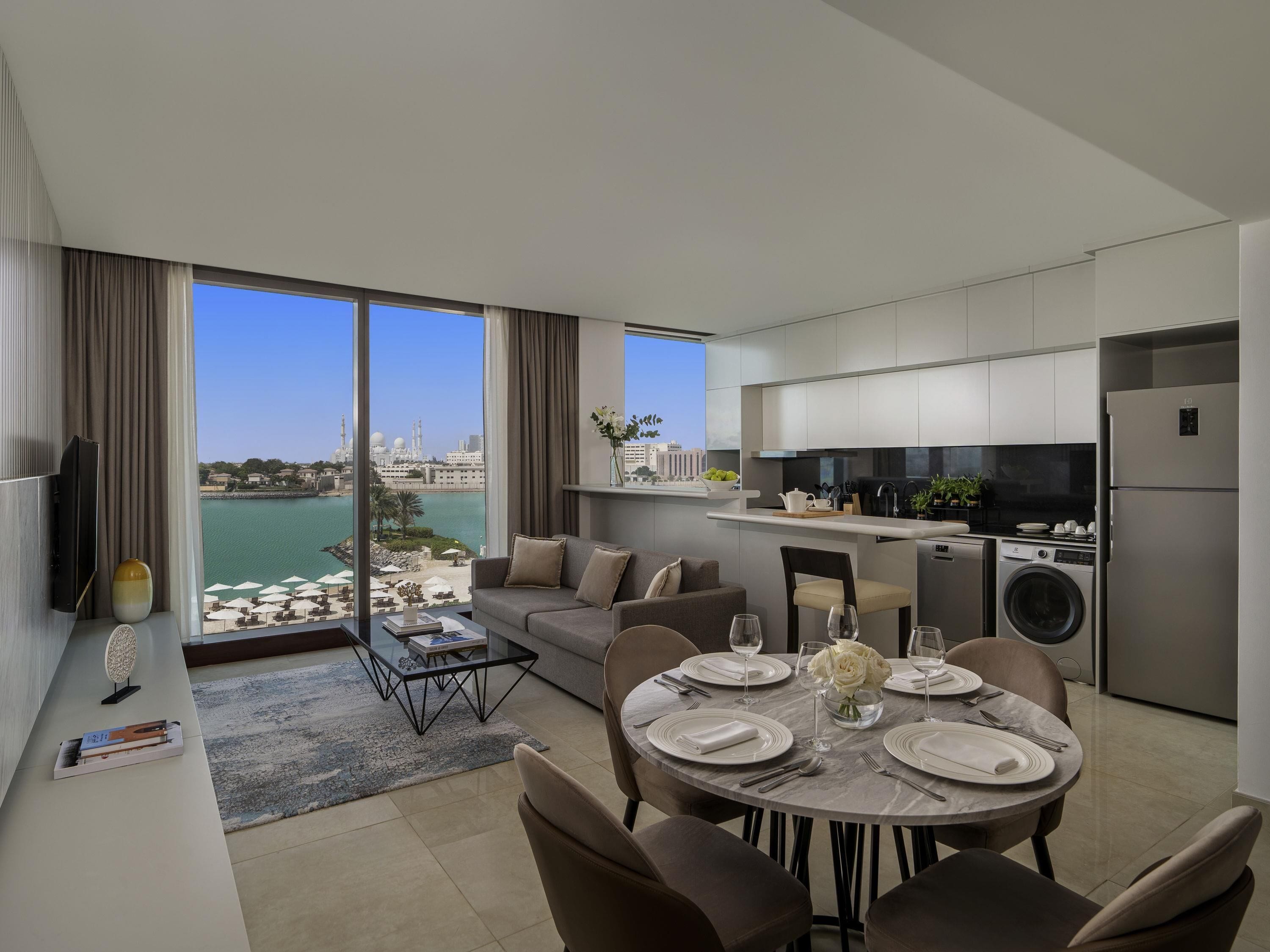 Phòng Suite, 1 phòng ngủ, bếp | Bộ đồ giường kháng dị ứng, minibar, két bảo mật tại phòng, bàn 