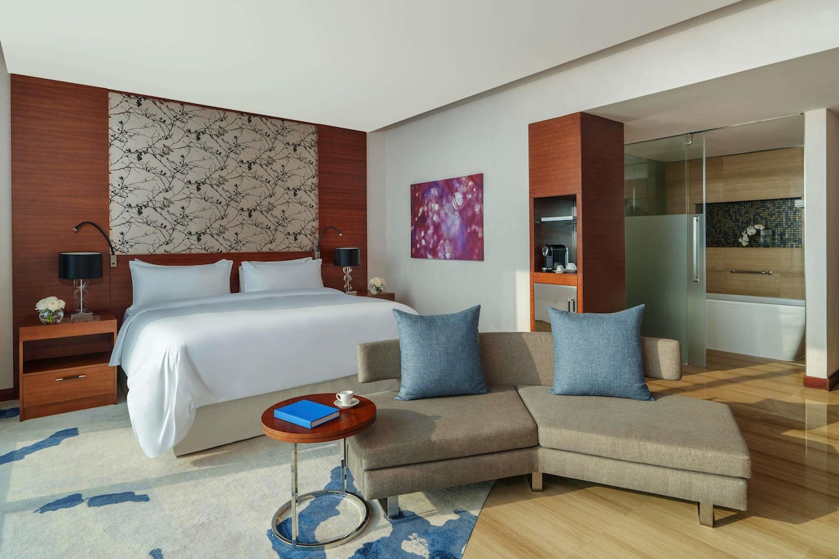 1 bedroom, hypo-allergenic bedding, minibar, in-room safe