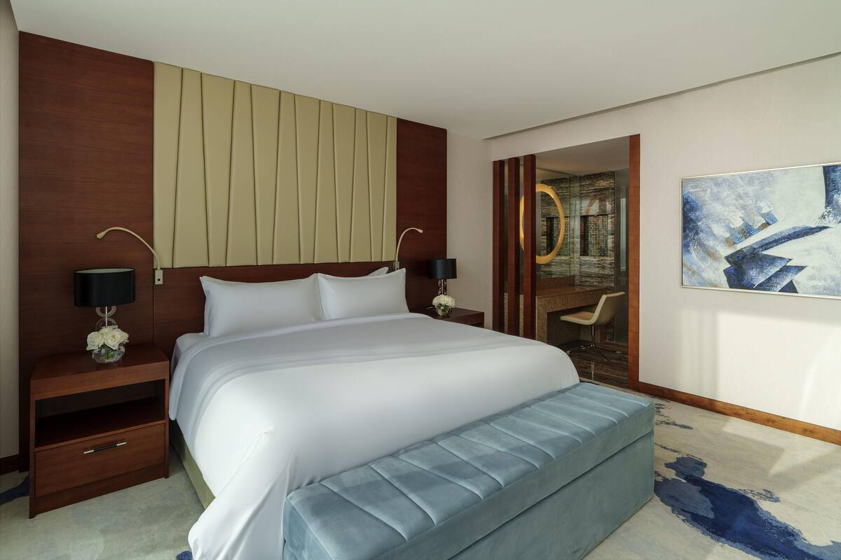Peralatan tempat tidur hipoalergenik, bar mini, peti besi dalam bilik 