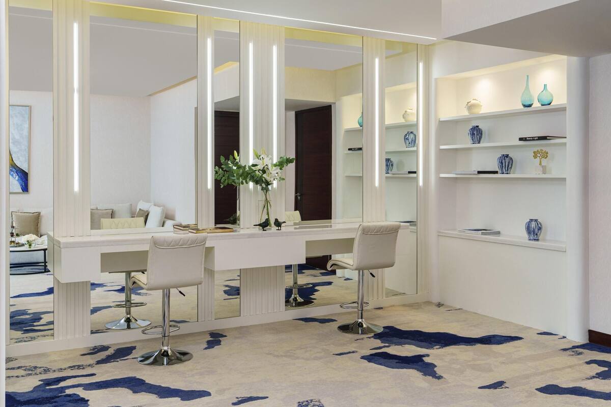 Fairmont Gold, Suite, Smoking | Peralatan tempat tidur hipoalergenik, bar mini, peti besi dalam bilik 