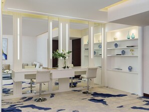 Fairmont Gold - Suite - ryger | Allergivenligt sengetøj, minibar, pengeskab på værelset, skrivebord