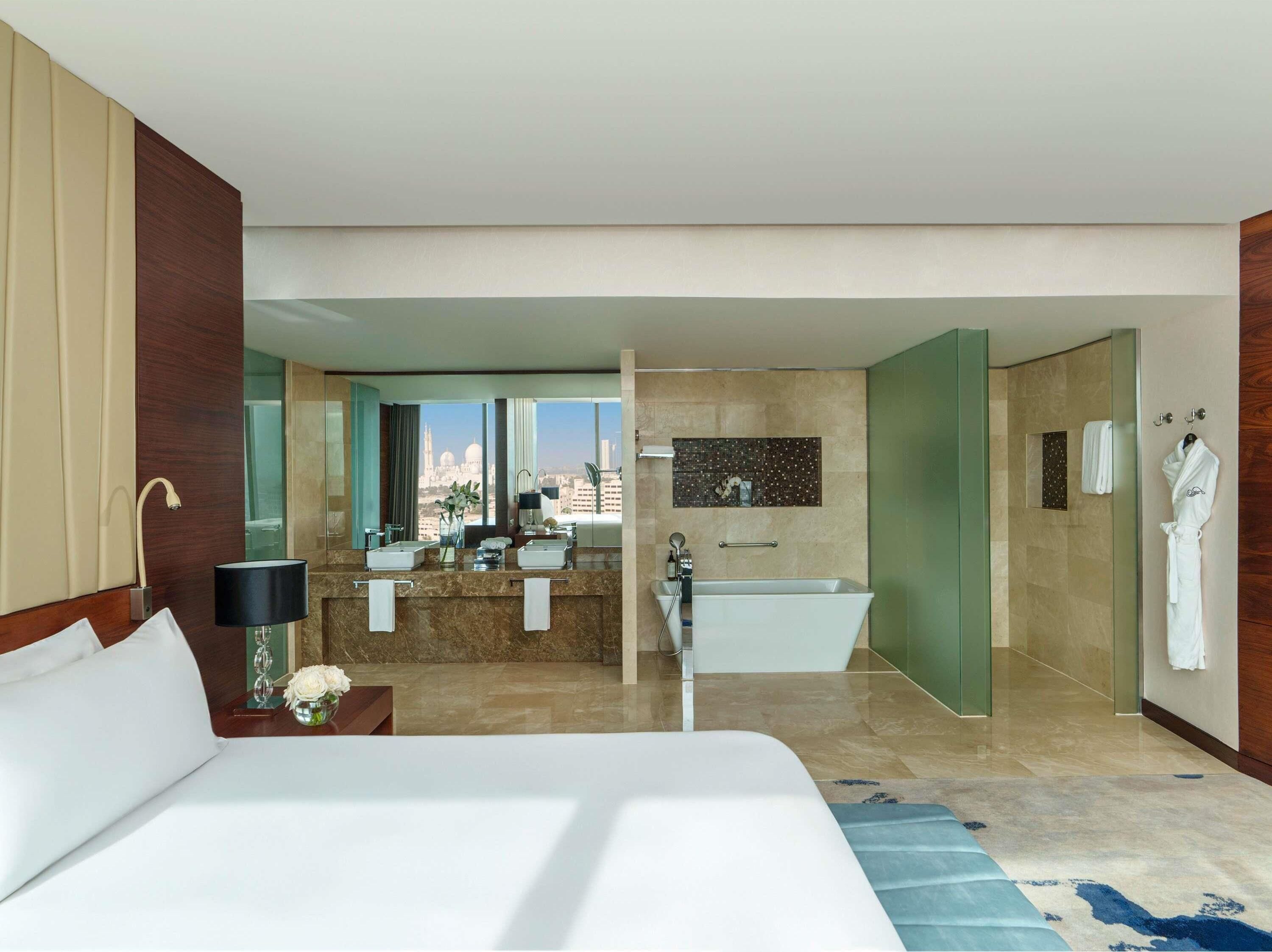 Fairmont Gold - Svit Signature - 1 kingsize-säng - icke-rökare | Allergitestade sängkläder, minibar och värdeförvaringsskåp på rummet