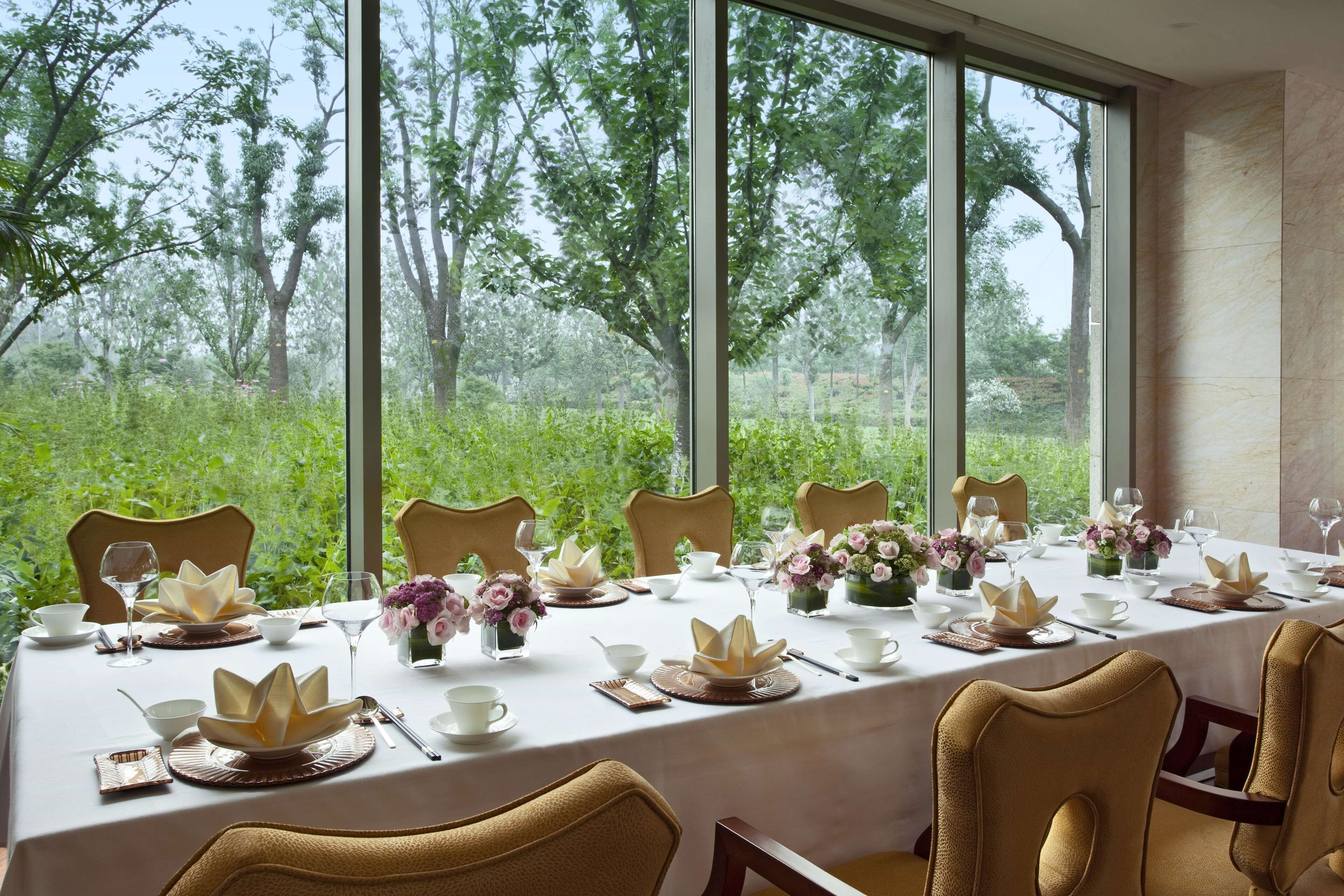 3 restaurants, breakfast, lunch, dinner served; international cuisine