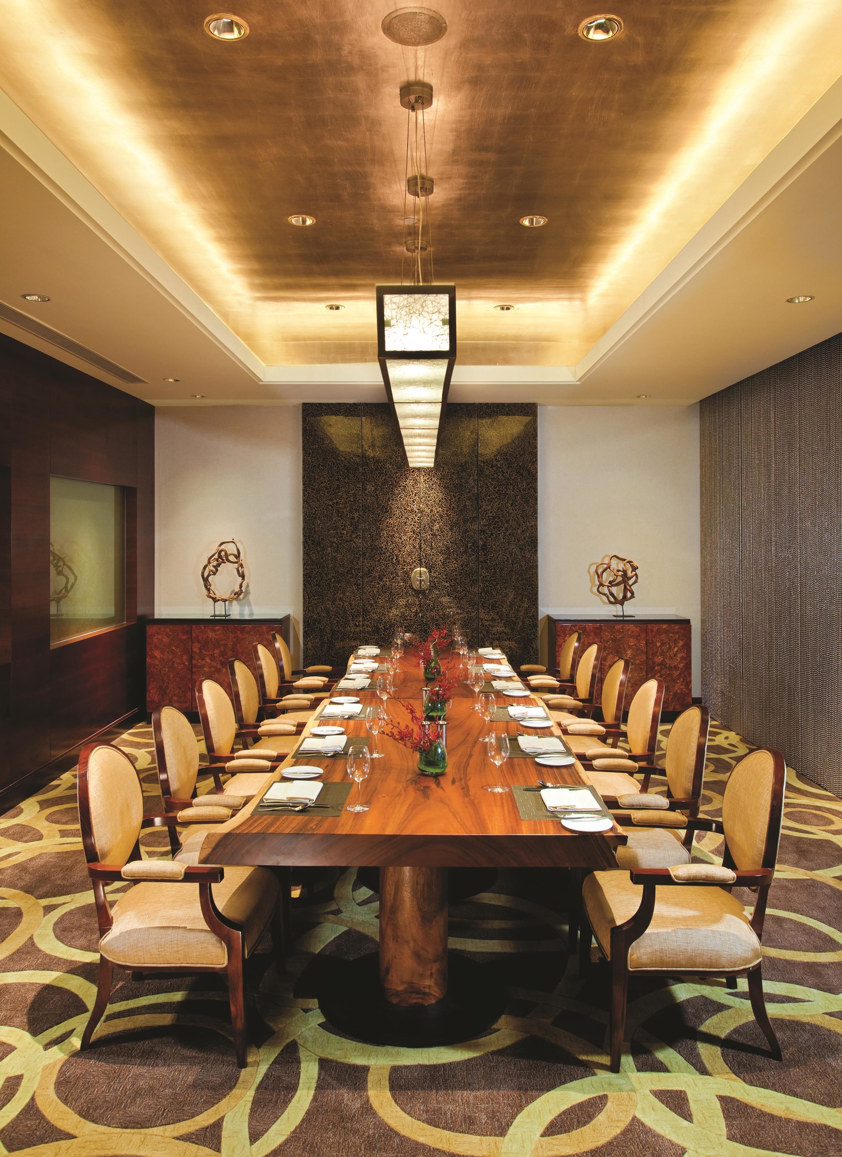 3 restaurants, breakfast, lunch, dinner served; international cuisine