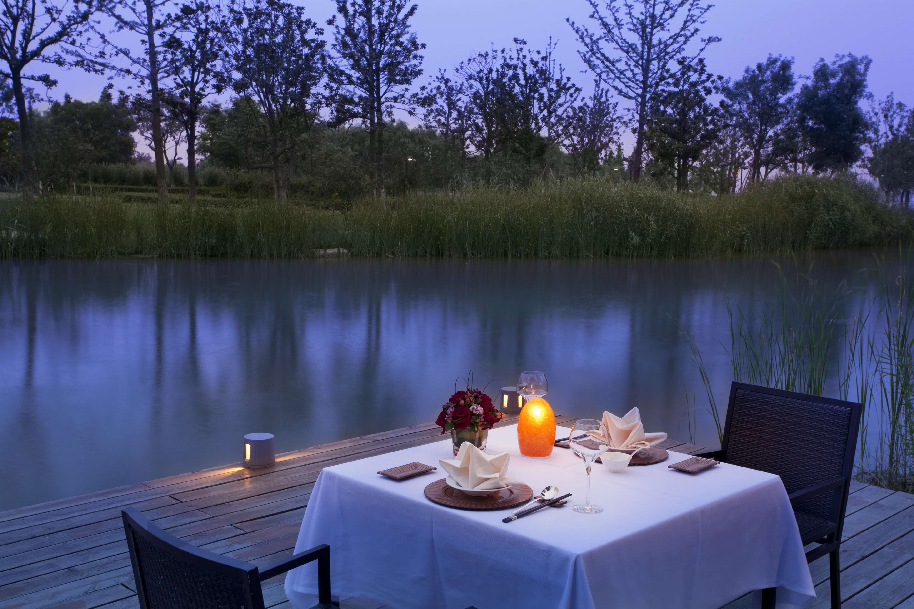 3 restaurants, breakfast, lunch, dinner served; international cuisine