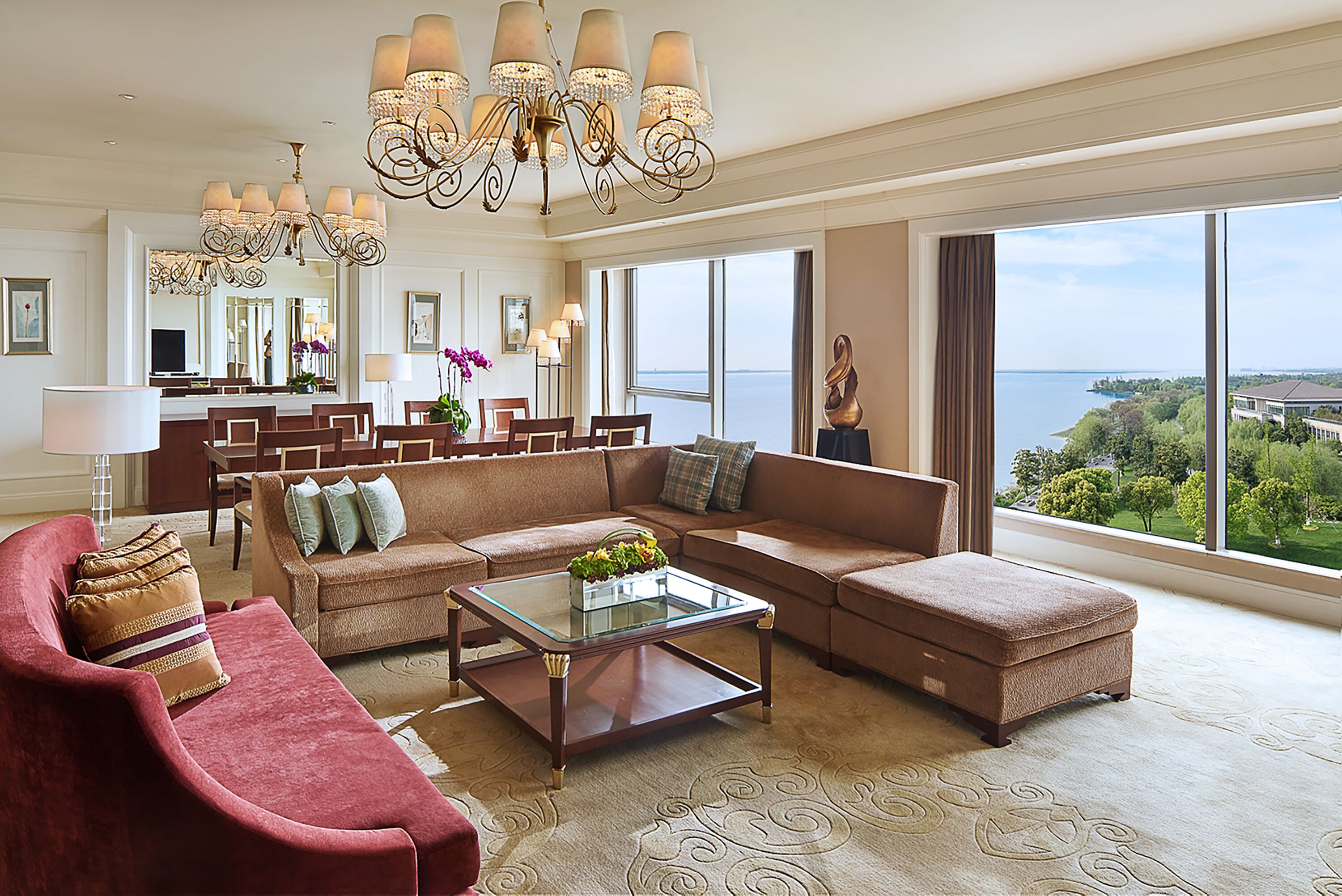 Suite presidencial, 1 cama King size | Área de sala de estar | Televisión LCD de 42 pulgadas con canales por cable y televisión 