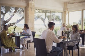 Serviço de café da manhã, almoço, jantar; vistas para o mar