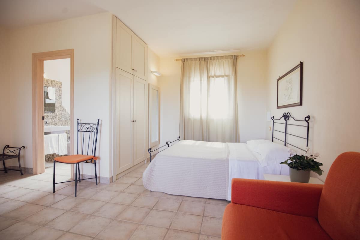 comfort room, sea view, garden area | 1 bedroom, frette italian sheets, select comfort beds, minibar
