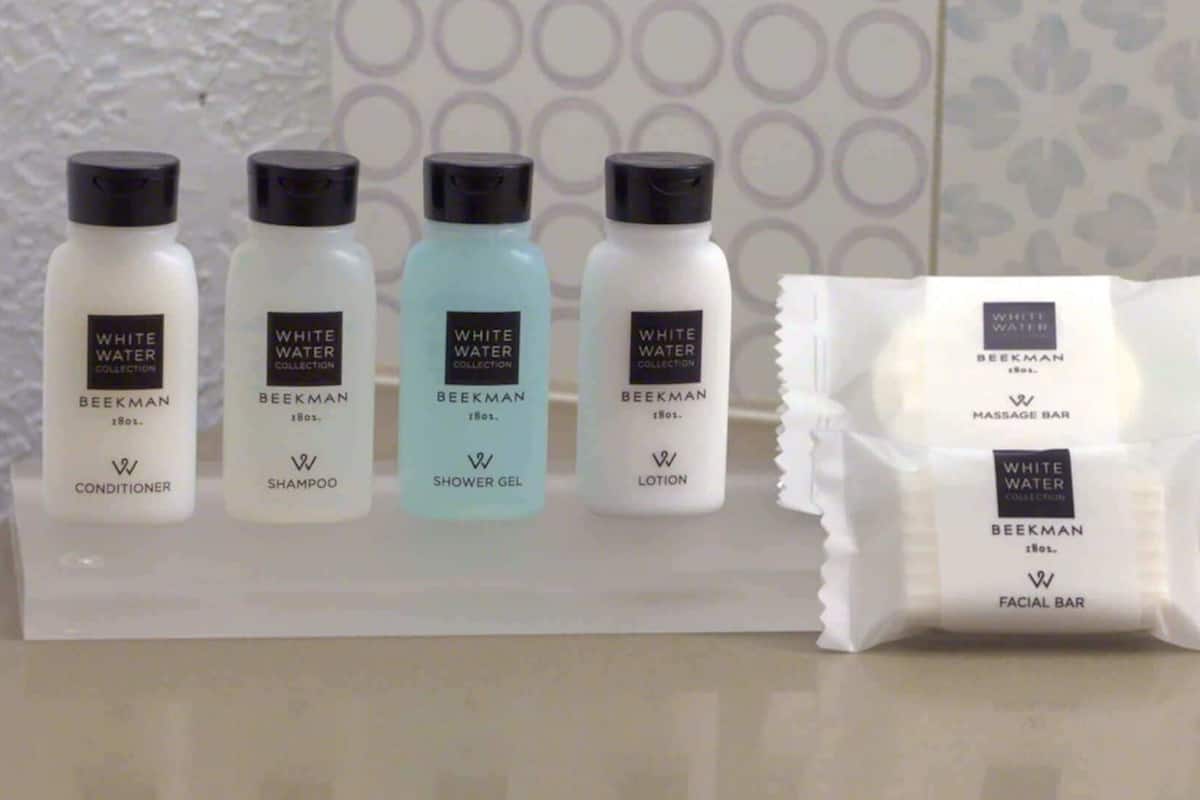 Présentation de la gamme White Water, comprenant un après-shampoing, un shampoing, un gel douche et une lotion.