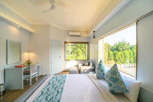 Premier Room | 1 bedroom, premium bedding, minibar, in-room safe