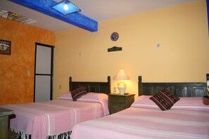 Habitación estándar, 2 camas dobles | Wifi gratis