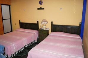 Habitación estándar, 2 camas dobles | Baño | Ducha, artículos de higiene personal gratuitos y toallas