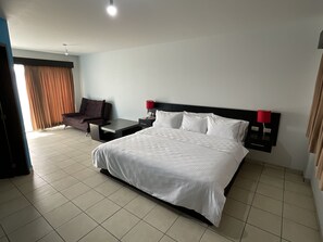 Habitación estándar | Tabla de planchar con plancha, wifi gratis, ropa de cama