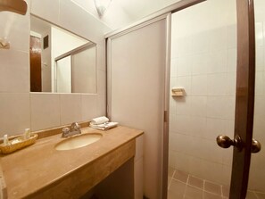 Basic Room | Bathroom | Shower, free toiletries, towels - Hotel Arcada (San Miguel de Allende)