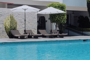 Udendørs pool, åben fra kl. 10.00 til kl. 17.30, parasoller