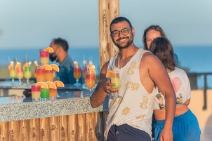 2 间酒吧/酒廊、2 间池畔酒吧、2 间海滩酒吧