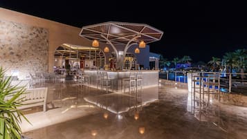 2 bars, 2 bars en bord de piscine, 2 bars de plage