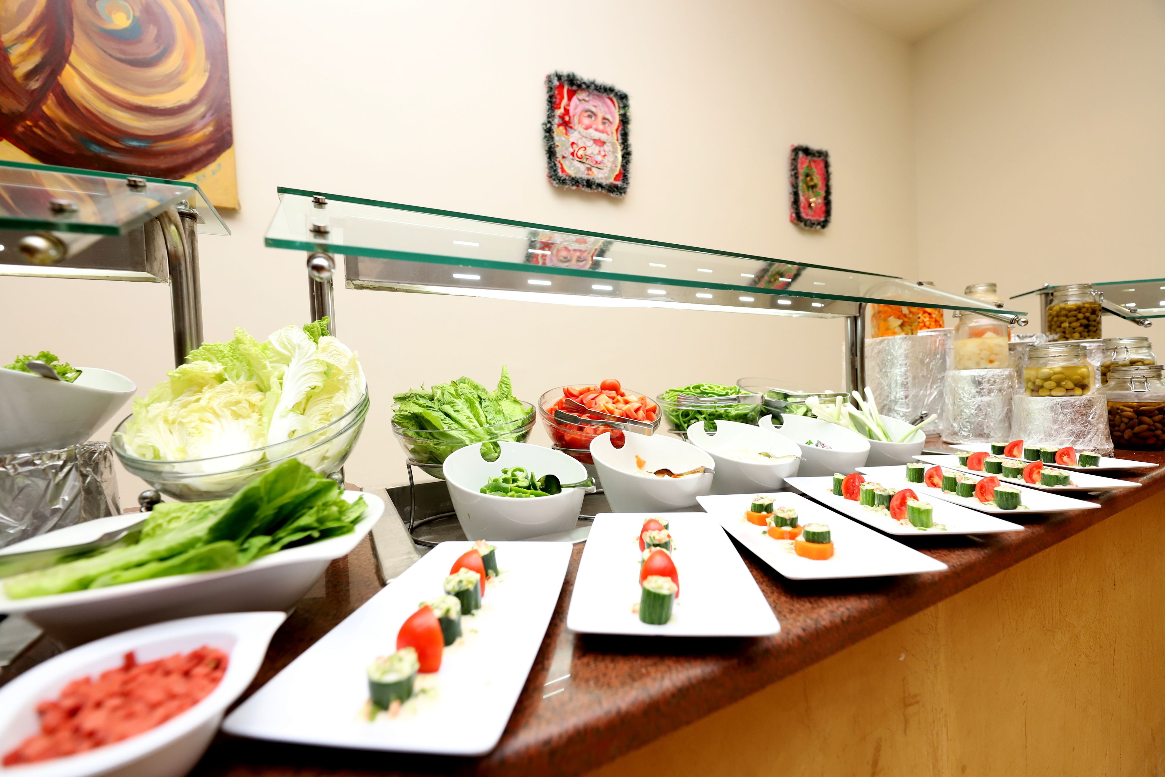 朝食 (コンチネンタル ブレックファスト)、毎日提供 (無料)