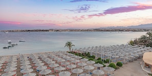 On the beach, sun-loungers, beach umbrellas, beach towels - Prima Life Makadi Hotel - All inclusive (Makadi Bay)