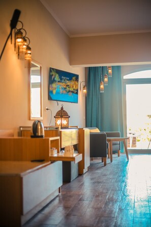 Minibar, safe på rommet, individuelt dekorert og blendingsgardiner