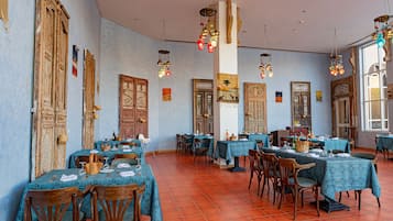 4 restaurants; breakfast, lunch, dinner and brunch served