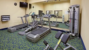 Un centre de remise en forme situé dans l’hôtel, équipé de tapis de course, d’appareils d’entraînement elliptique et de matériel de musculation.